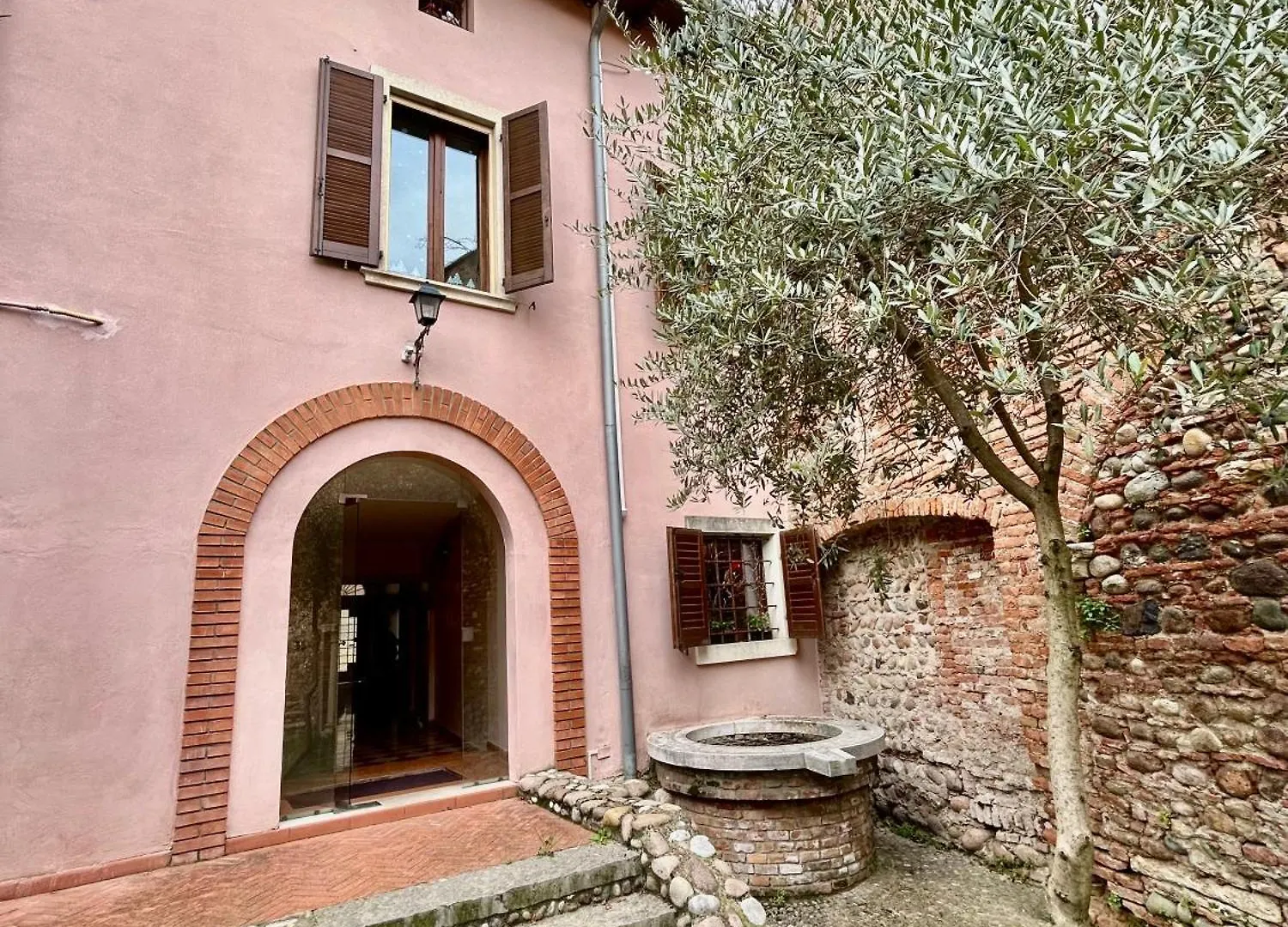 Apartment Rosso Verona Suite-Free Parking Italy